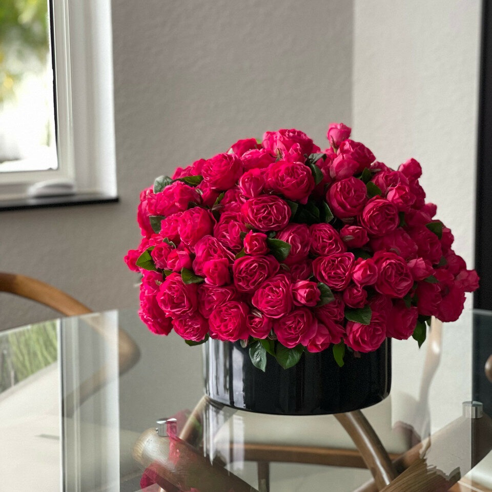 Dark Pink English Roses in Black Glass Vase – The Ever Botanic
